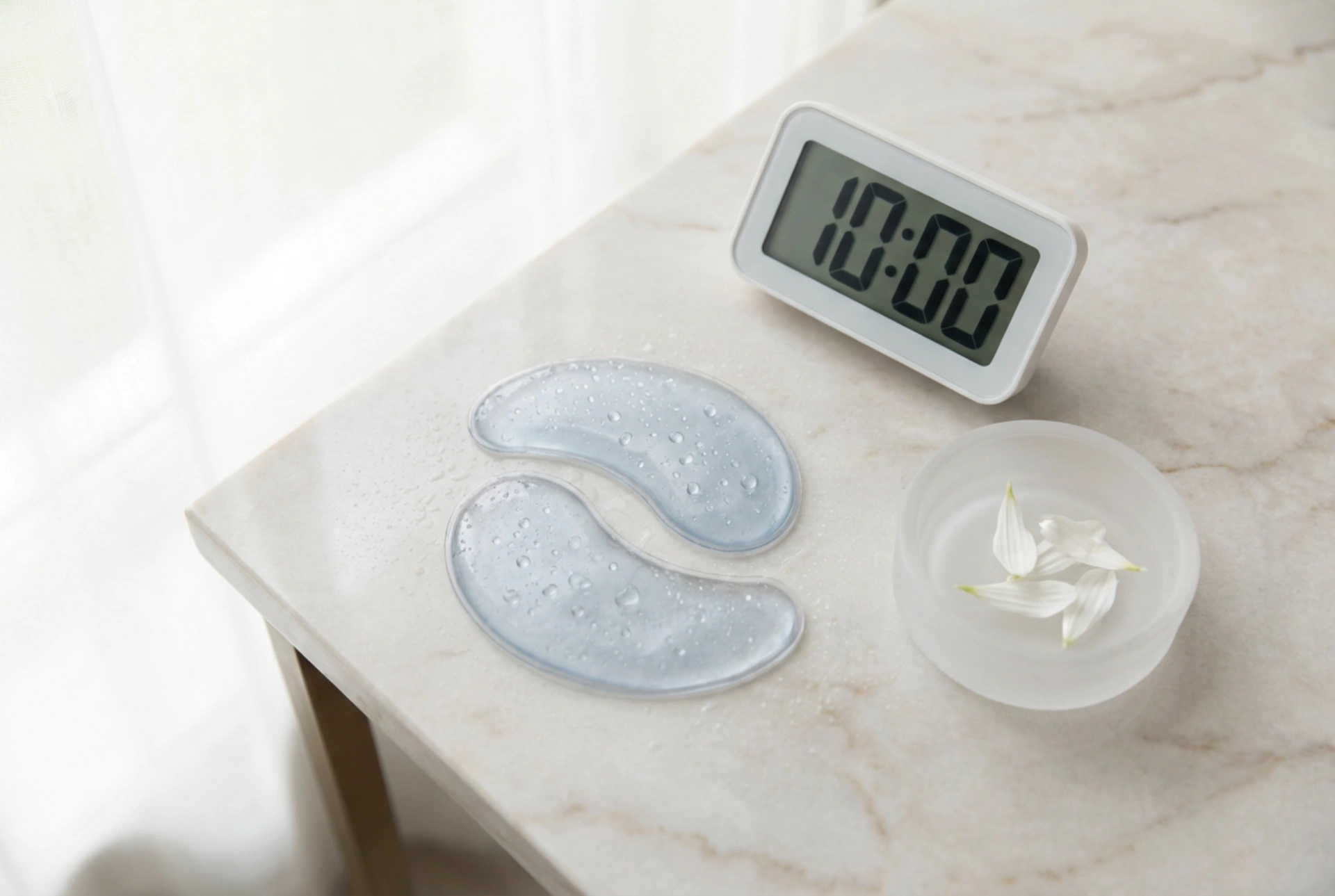 Szemmaszkok és szem alatti tapaszok: hűtés, felhelyezés és hatóidő