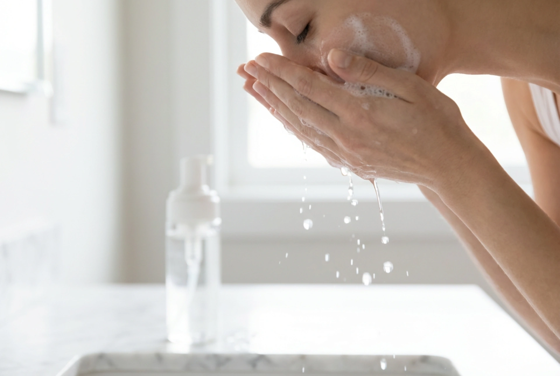 A pattanásokra hajlamos bőr tisztítása: útmutató a gyengéd ápoláshoz