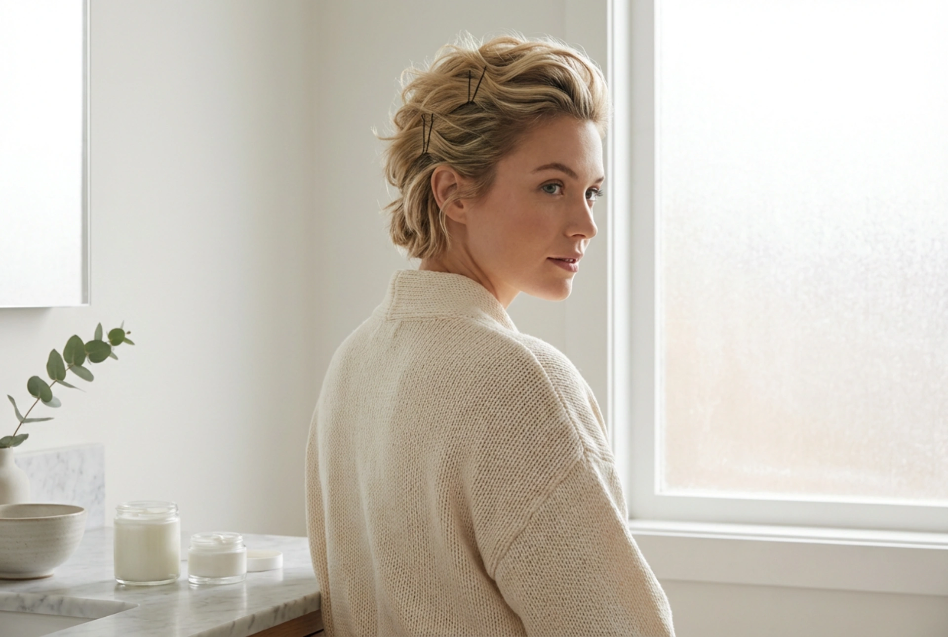 Frizurák rövid hajra: gyors feltűzések és textúra hajsütővas nélkül