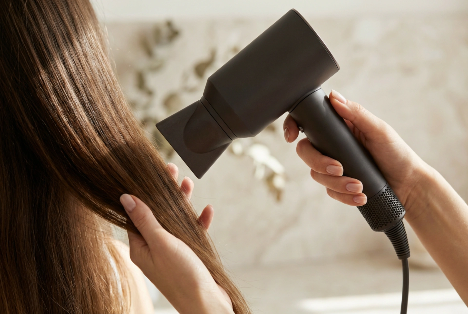 2000 W-os hajszárító: hogyan válasszuk ki a megfelelő hőmérsékletet és légsebességet a hajtípusnak megfelelően