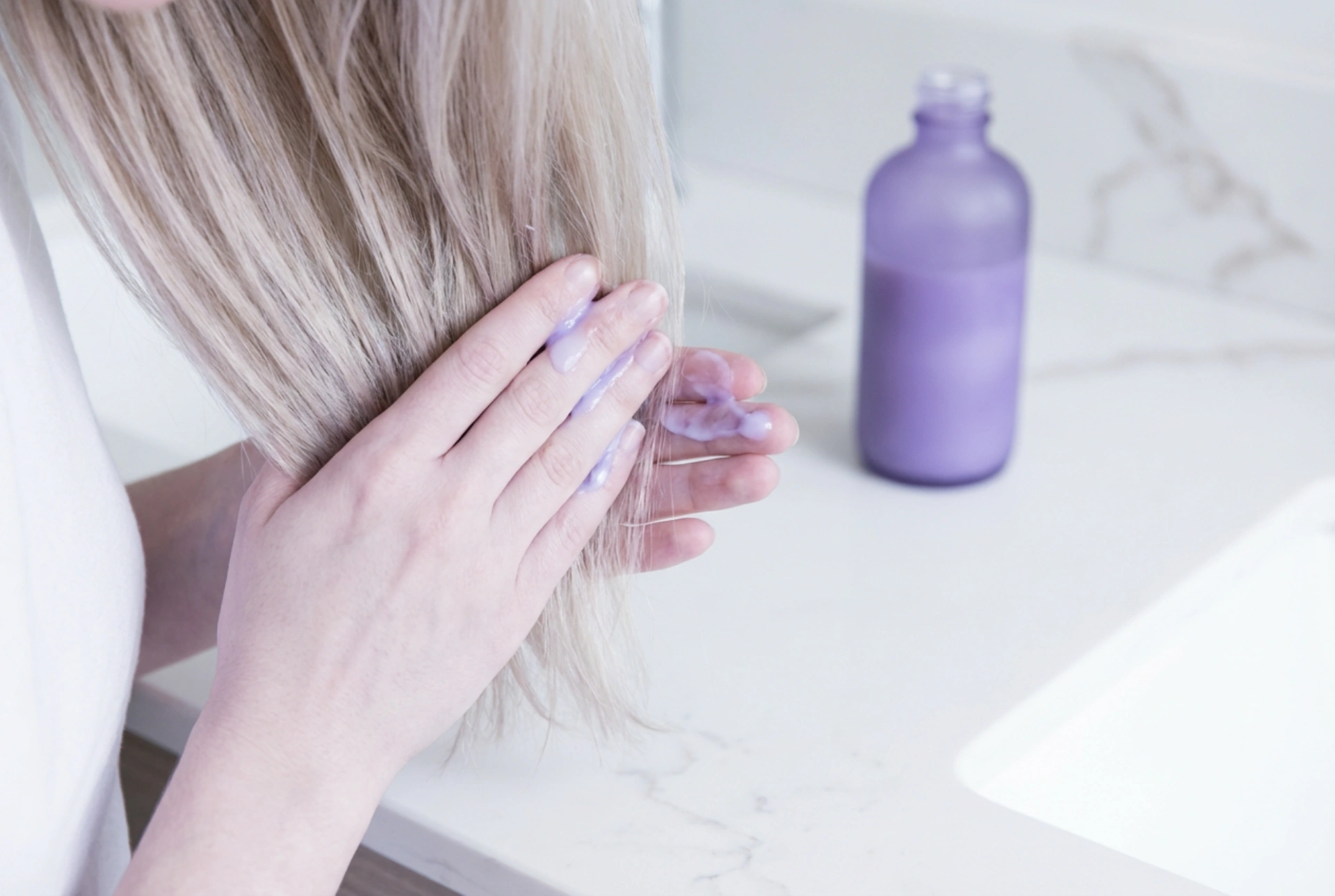 Lila kondicionáló: a sárga tónusok semlegesítése lépésről lépésre