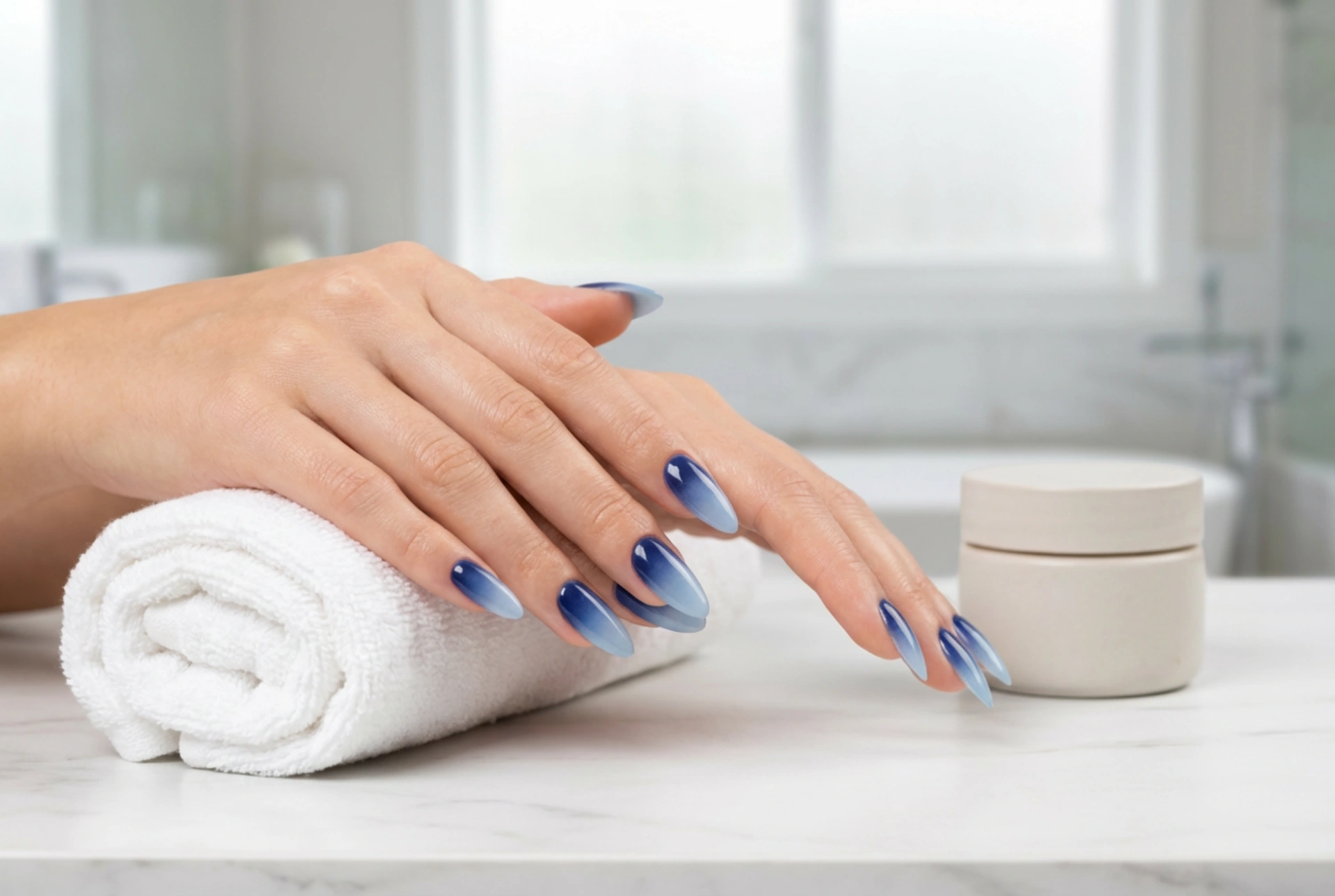 Sötétkék ombre körmök: esti átmenet hűvös tónusokban