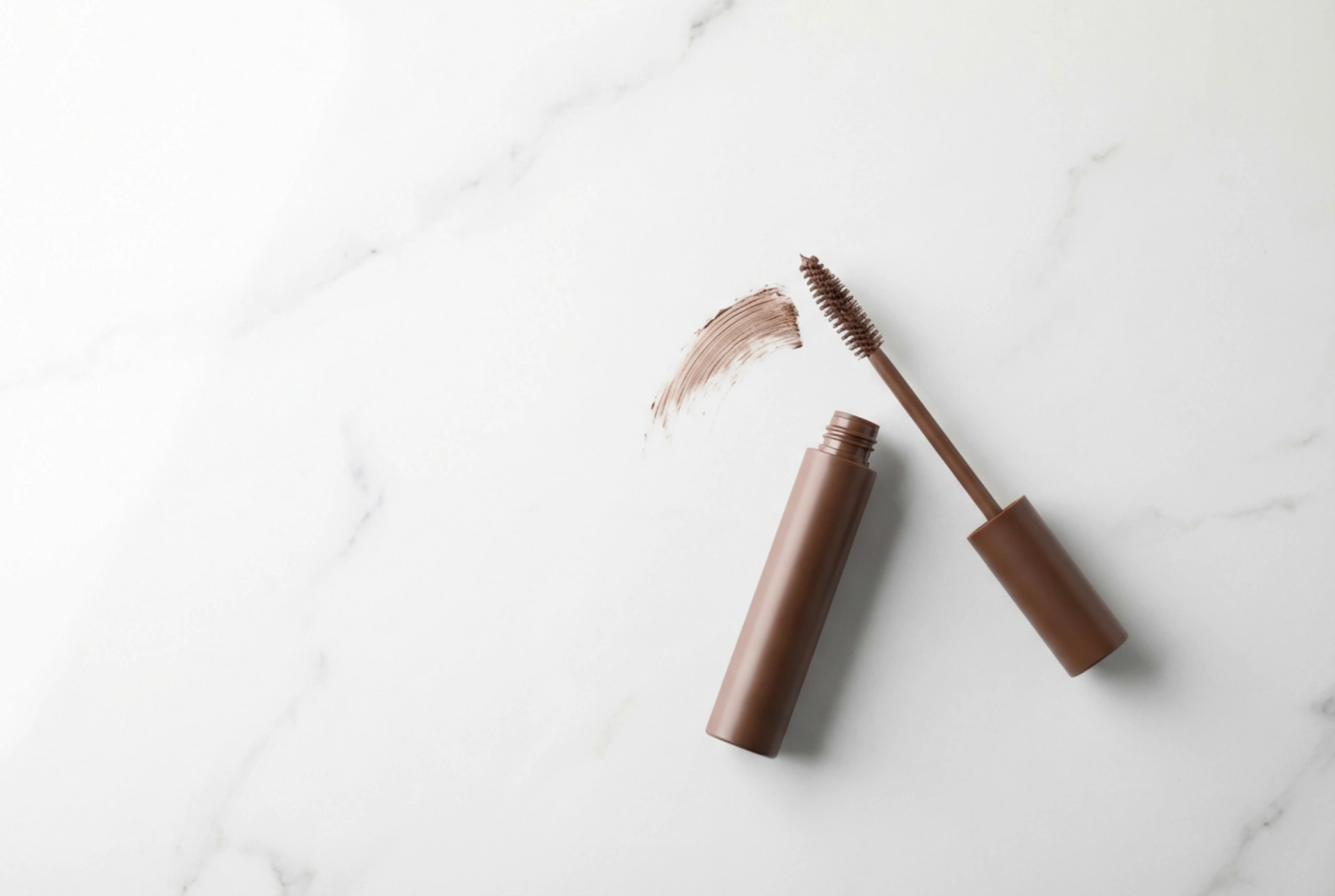 Barna szempillaspirál: A tekintet finom kiemelése nehézség nélkül