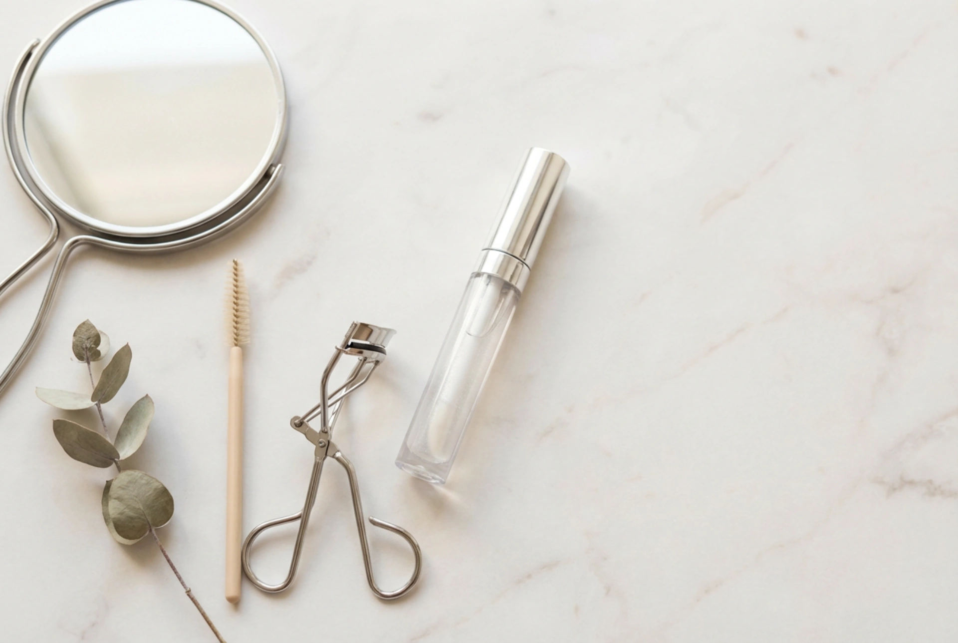 Átlátszó szájfény a neszesszerben: felhasználások, trükkök és ápolás