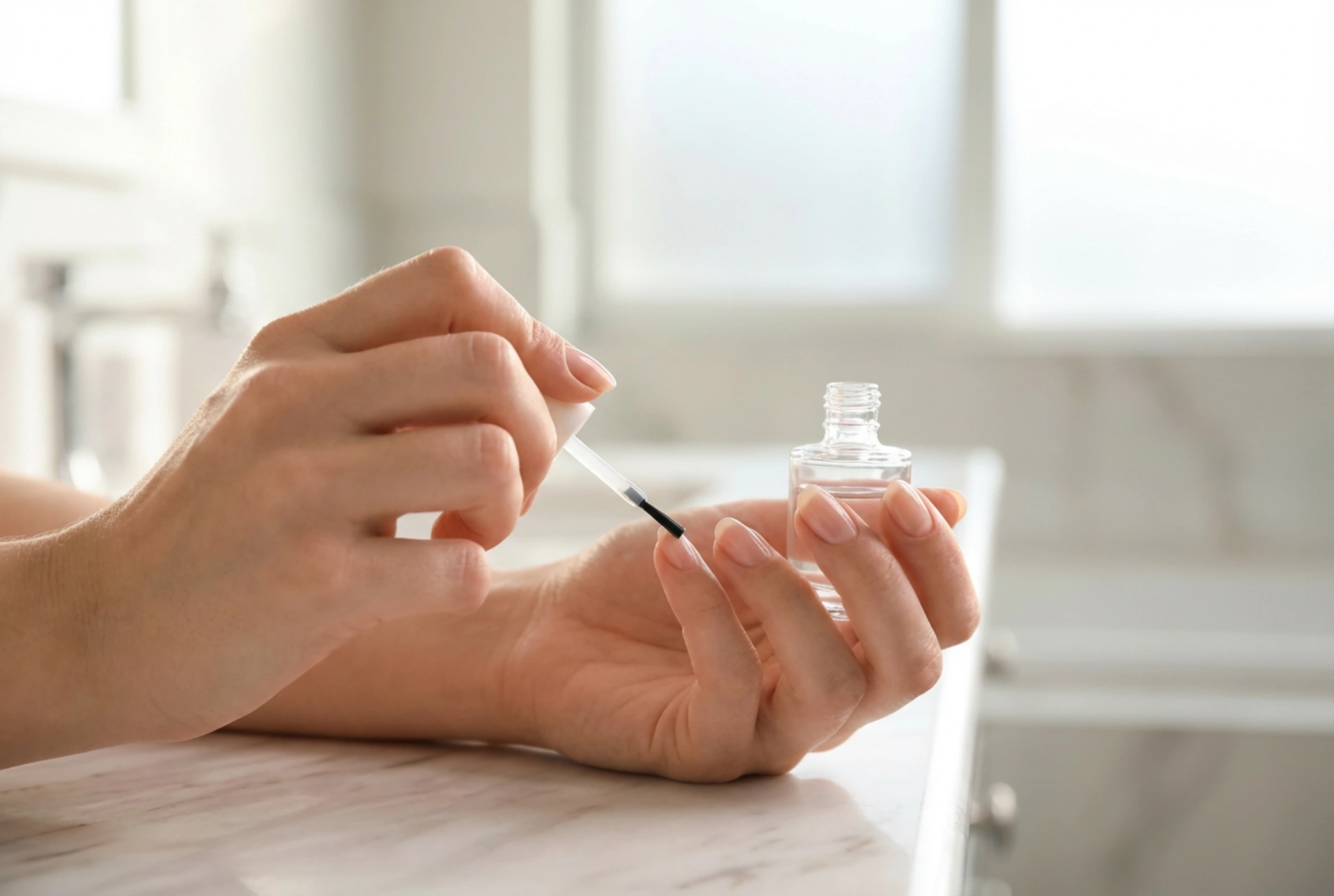 Körömlakk alapozó: miért használjuk és hogyan vigyük fel