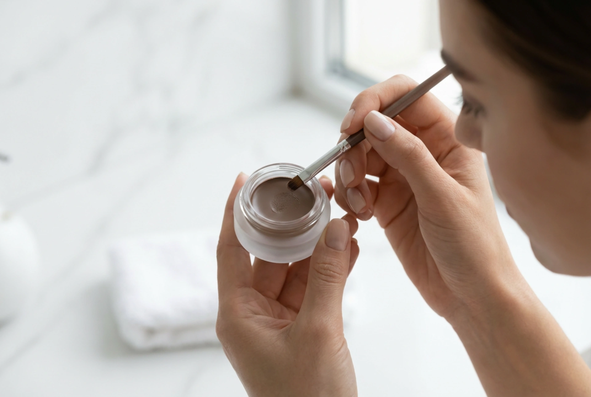 Gél szemöldökhenna: egyenletes felvitel és színkontroll